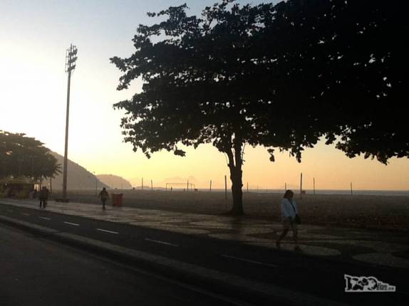 Fim de tarde bem tranquilo na orla do Leme, no Rio de Janeiro